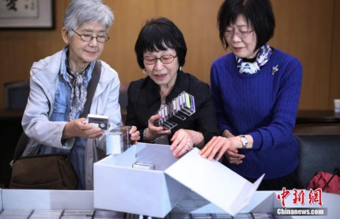 图片2018年，日本友人松冈环女士将她记录的南京大屠杀幸存者口述证言影像资料捐赠给侵华日军南京大屠杀遇难同胞纪念馆。泱波 摄