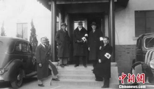 1937年，南京安全区国际委员会成员合影。右二为约翰·马吉，中为约翰·拉贝。