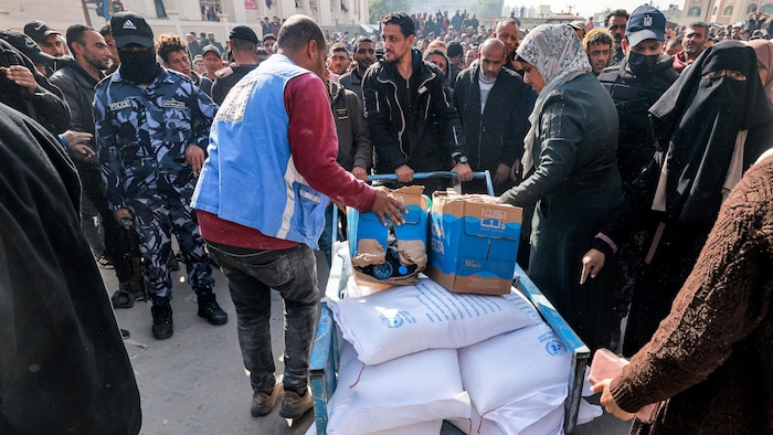 UNRWA工作人员去年在加沙分发物资。